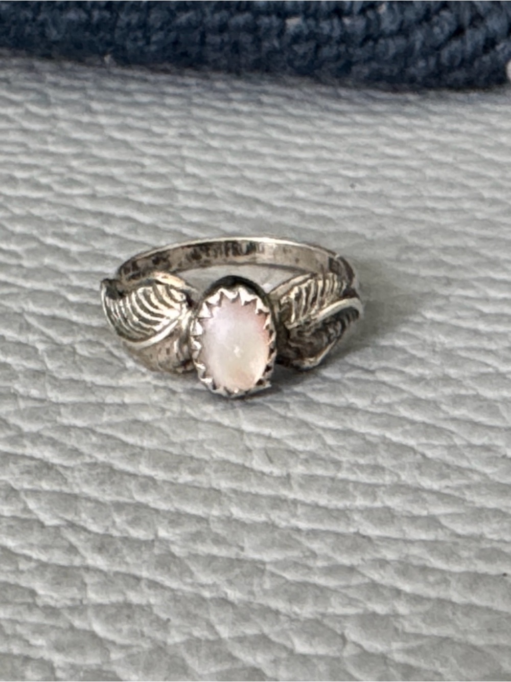 NAVAJO STERLING SILVER & MOTHER OF PEARL FLOWER LEAF RING SIZE 4.5